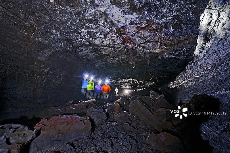 在冰岛Leidarendi熔岩洞穴中考察的科学家团队图片素材