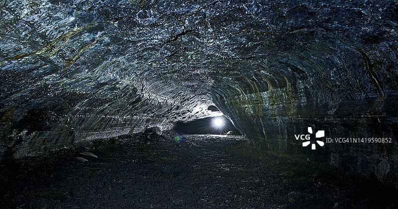 冰岛西部莱扎伦迪洞穴内部图片素材