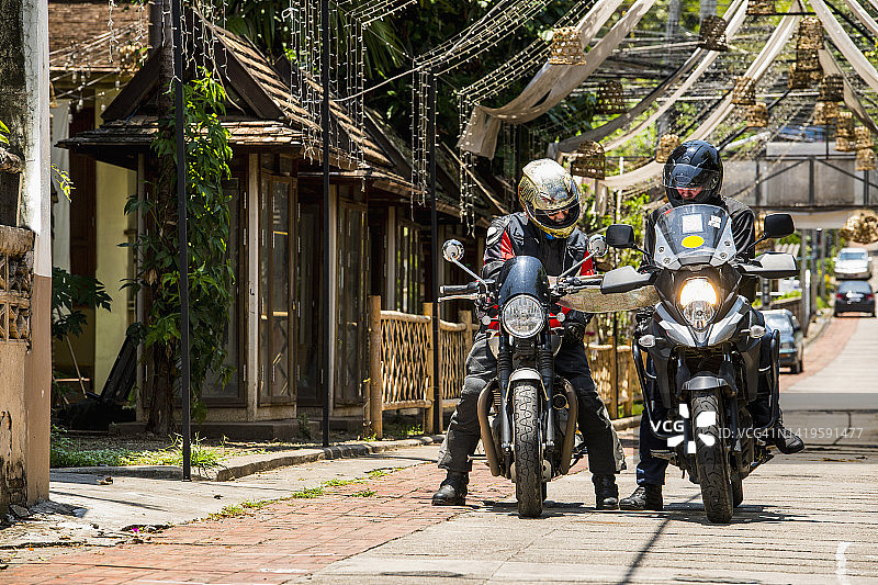 在泰国北部摩托车旅行中查看地图的两个男人图片素材