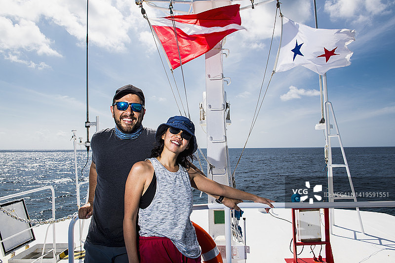 在图巴塔哈堡礁研究船上的一对夫妇图片素材