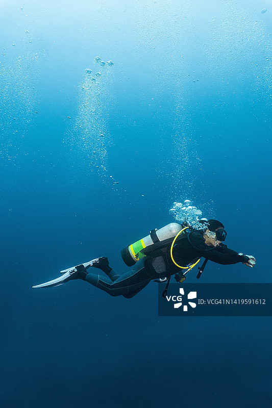 女人在图巴塔哈礁清晰的海水中上升图片素材