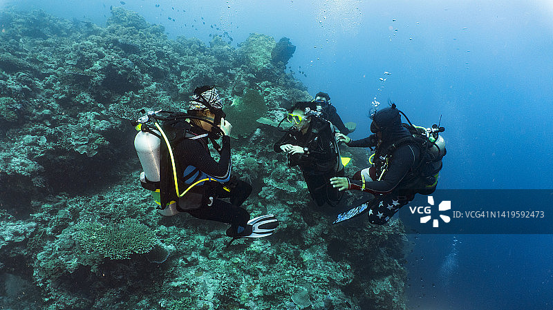 在图巴塔哈礁潜水的潜水员图片素材