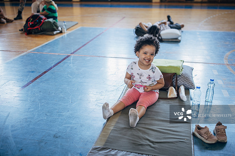 自然灾害后在避难所中的小女孩图片素材