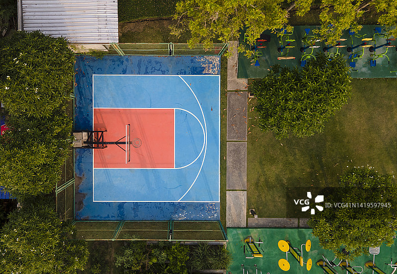 篮球场半场篮球架篮筐无人机航拍视角图片素材