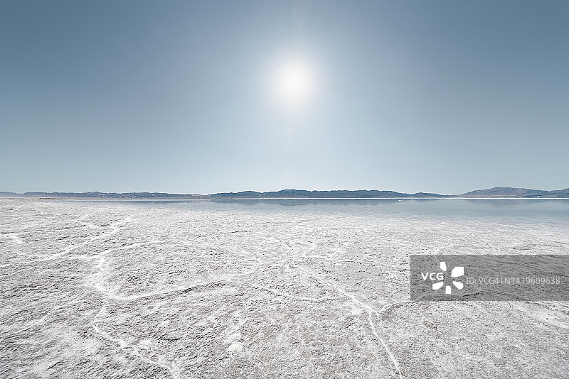盐碱地和盐湖的低角度广角视图图片素材