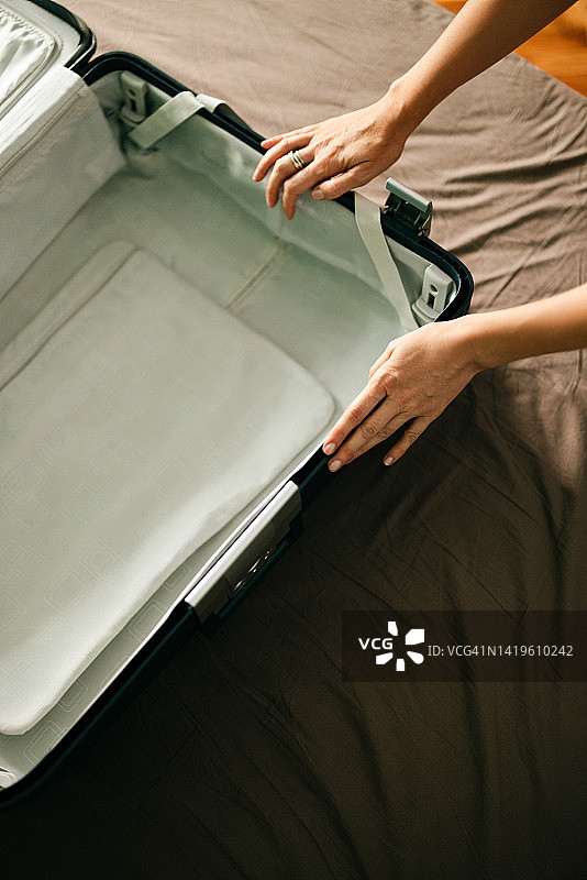 匿名女人准备空行李箱图片素材