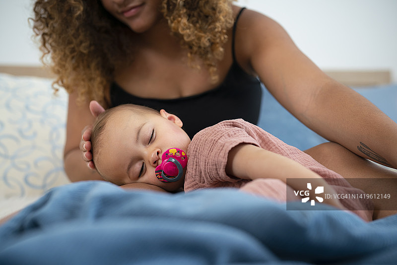 母亲哄宝宝睡觉图片素材