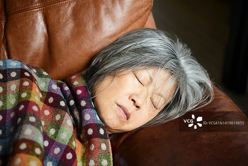 午睡的中年妇女图片素材