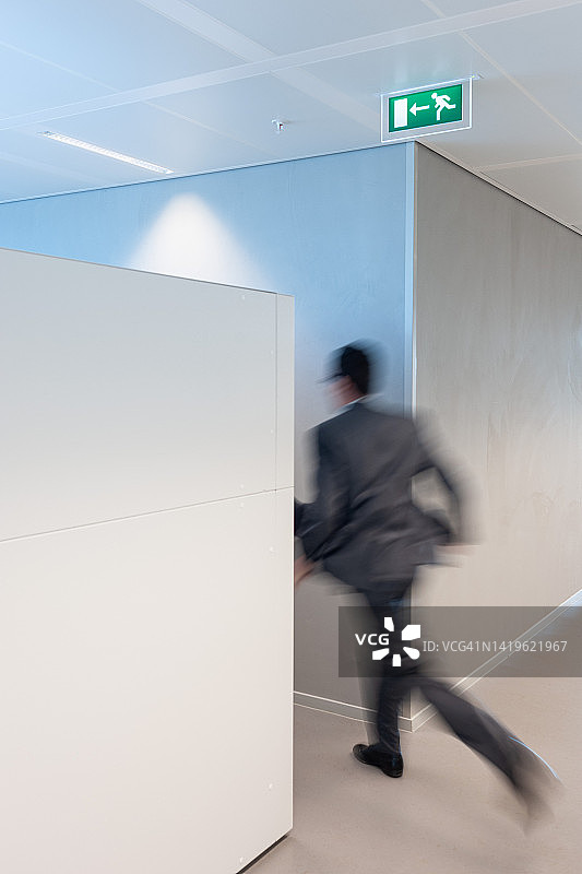 商人冲向出口图片素材