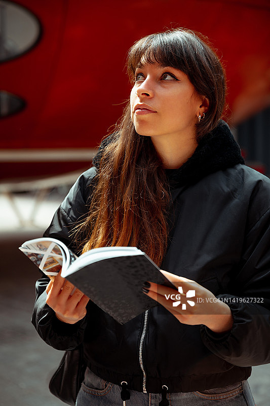 年轻女子在户外阅读指南图片素材