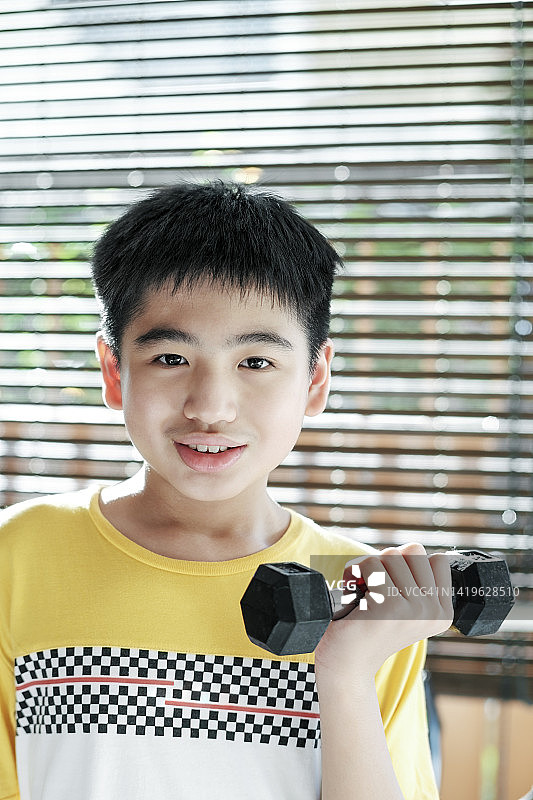 儿童举重锻炼图片素材