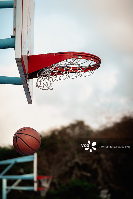篮球比赛中的得分瞬间 - 篮球入框图片素材