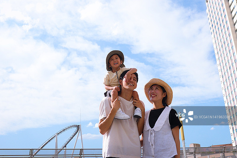 亚洲家庭步行参加活动享受游览图片素材