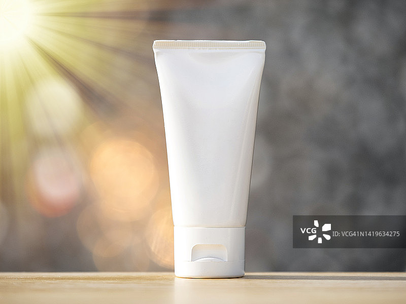 阳光照射下的防晒保湿霜管图片素材