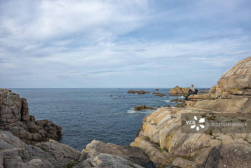 男人侧面视角，海岸悬崖欣赏风景图片素材