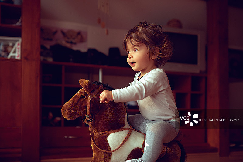 在摇马上玩耍图片素材