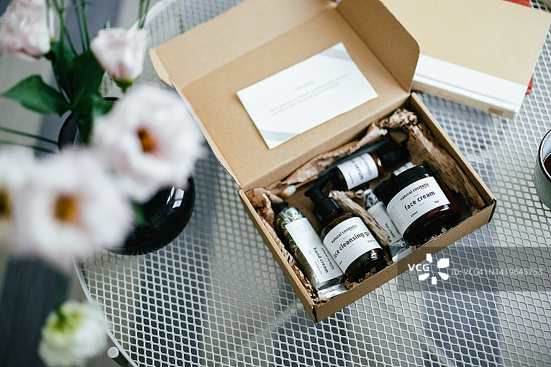 装有天然化妆品和纸条的打开的礼品盒（复制空间）图片素材