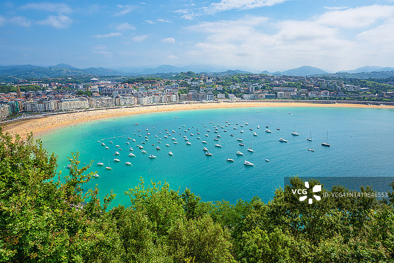 西班牙巴斯克地区多诺斯蒂亚的拉孔查海滩全景图片素材
