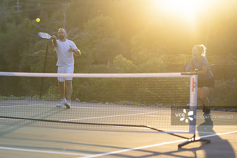 回击匹克球发球图片素材