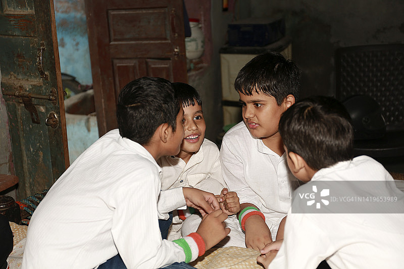 儿童在家讨论图片素材