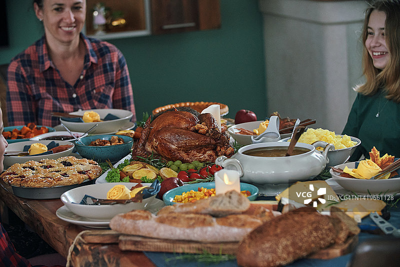 感恩节填馅火鸡与南瓜馅饼等食材图片素材