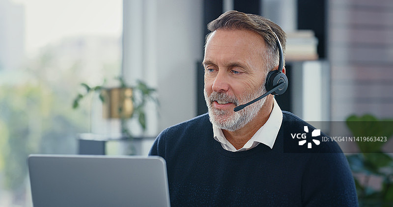 客户服务：电话销售或呼叫中心客服使用笔记本电脑提供CRM咨询服务。初创公司员工提供联系咨询支持图片素材