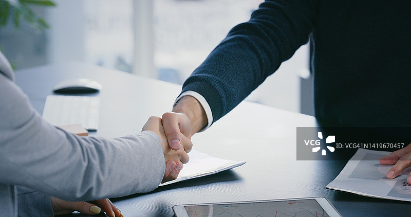 商务人士在办公室握手，为了B2B合作、合伙合同和商业会议上的欢迎。老板、领导或经理在企业工作场所雇用员工并表示感谢图片素材