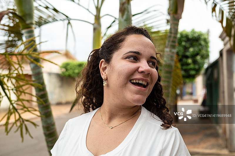 在街上微笑的年轻漂亮女人图片素材