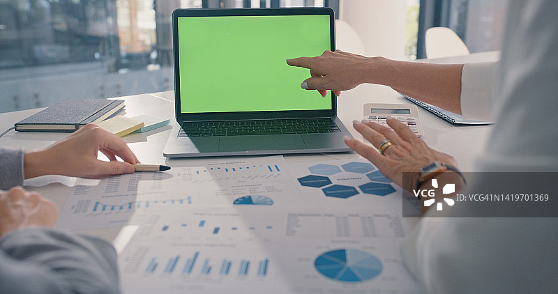 办公室笔记本电脑上的营销分析和股票数据，带有绿屏背景。金融策略、广告物流和经济规划在网站上用于金融商务会议报告图片素材