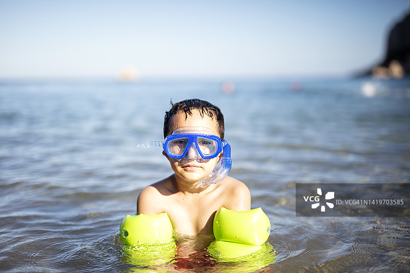 海滩上戴游泳镜的小男孩肖像图片素材
