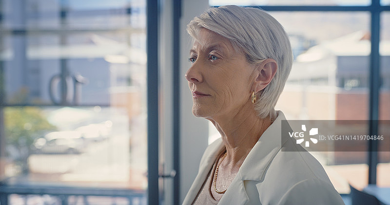 思考，专注和严肃的老年公司女职员在办公室里。资深、成熟和年长的财务专家放松并思考退休、解决职业问题或工作想法图片素材