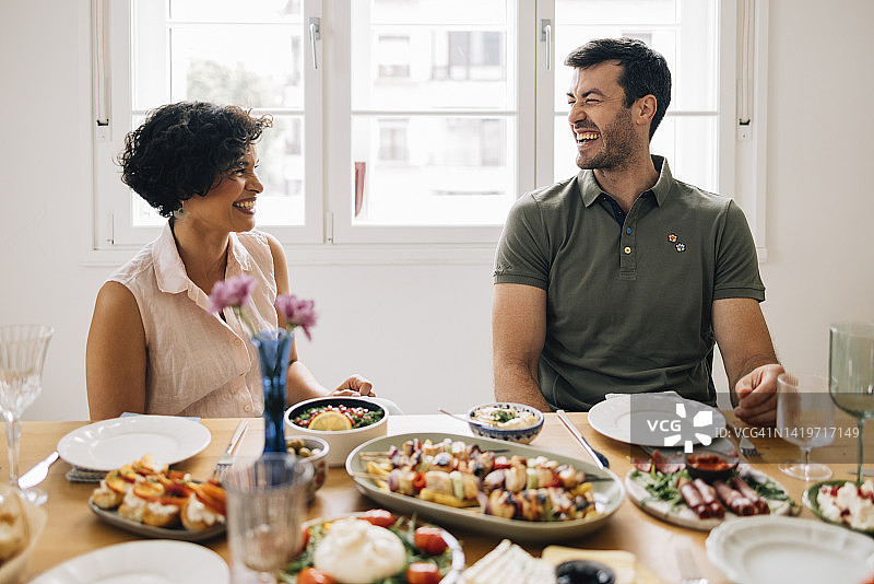 好友们围坐在桌旁，谈笑风生图片素材