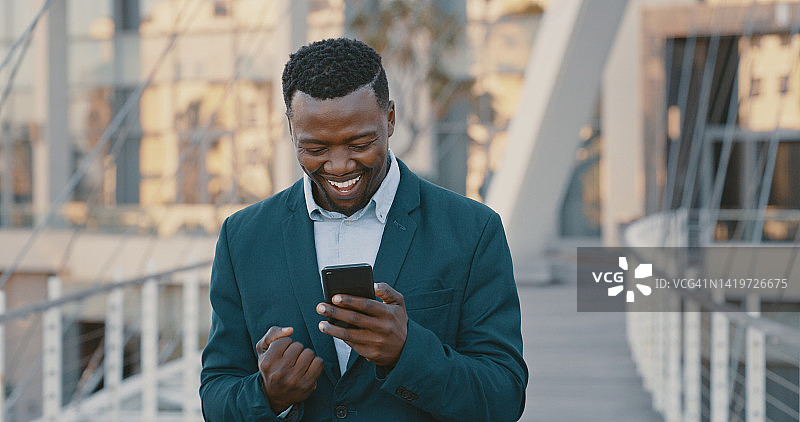 商务男士庆祝投资增长，在户外阅读手机消息时感到快乐、兴奋和成功。幸运的企业家使用金融科技应用程序获得好消息图片素材