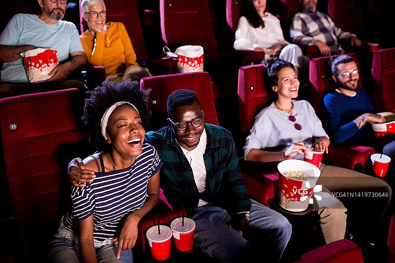 在电影院看浪漫喜剧的情侣图片素材