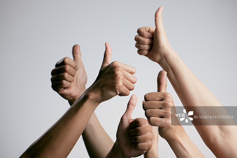 其他亚裔族群竖起大拇指图片素材