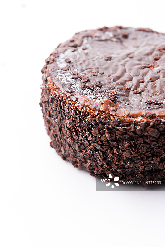白色背景下的巧克力芝士蛋糕图片素材