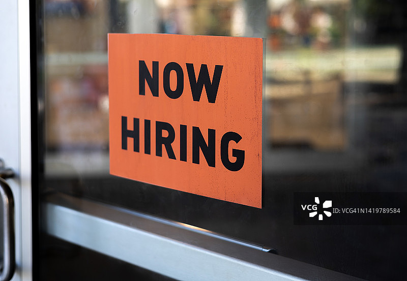 商家门上张贴“招聘”标志图片素材