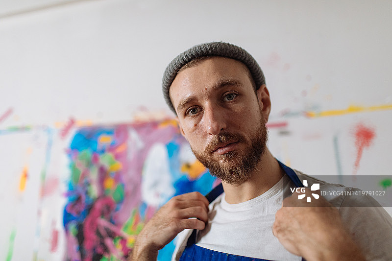 留着胡子的艺术家面无表情地看着镜头图片素材