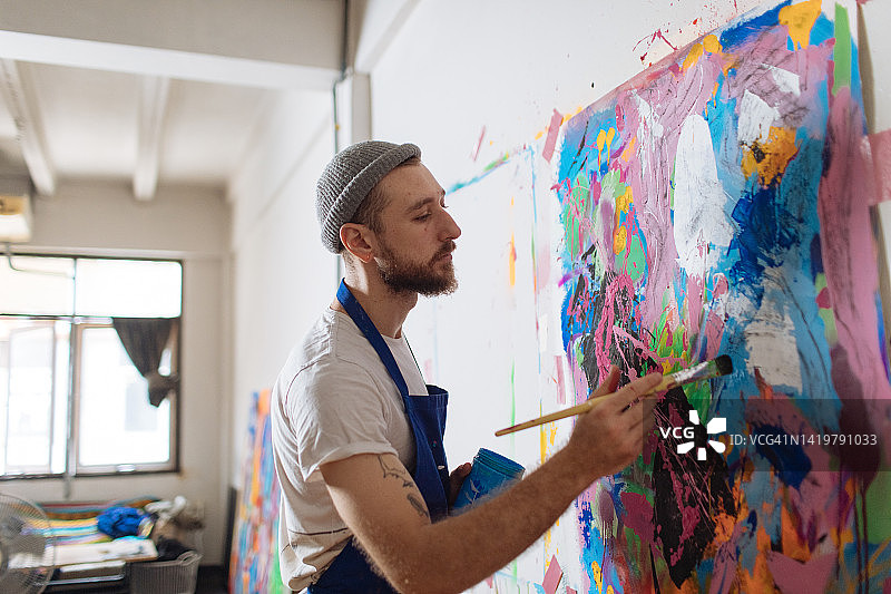 艺术家在自然光艺术工作室创作绘画图片素材