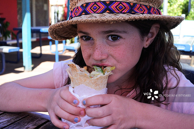 小女孩吃中东菜沙威玛图片素材