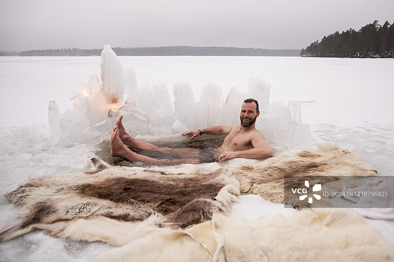 在冰冻湖面上享受冰浴的快乐成熟男士肖像图片素材