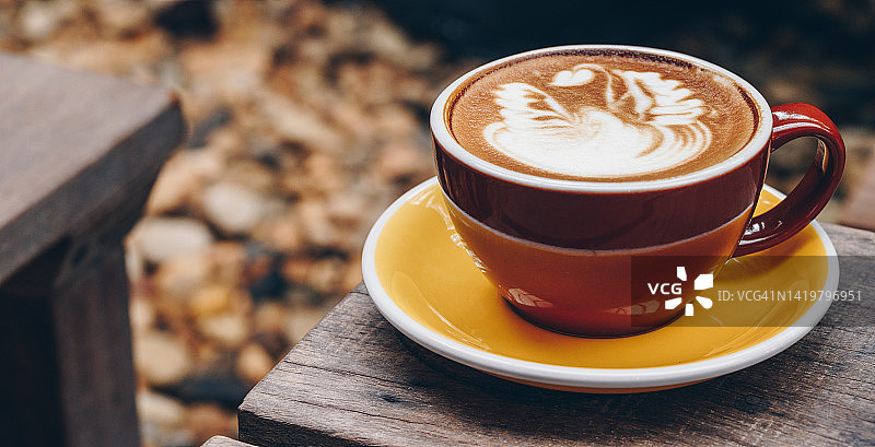 桌子上的一杯拿铁咖啡图片素材