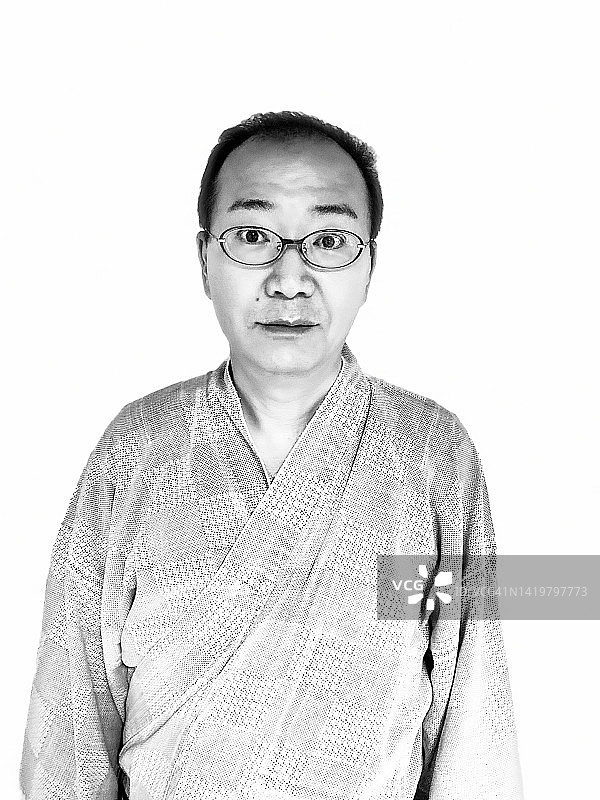 手机拍摄。身穿浴衣的黑白滤镜效果的男人肖像，纯白色背景图片素材