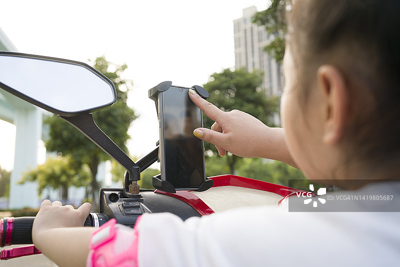 户外使用智能手机的亚洲女孩图片素材