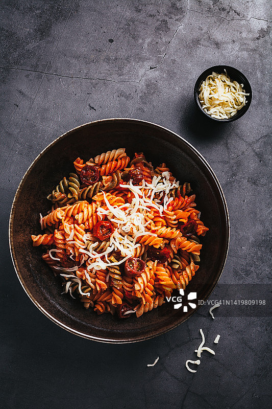 意式螺旋面配番茄酱和芝士图片素材