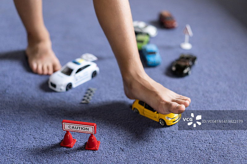 在家绊倒玩具车图片素材