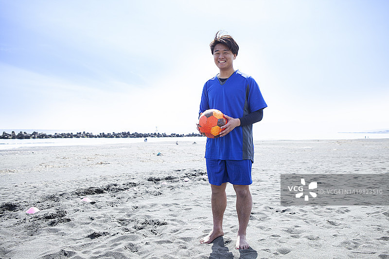 沙滩足球运动员的肖像照片图片素材