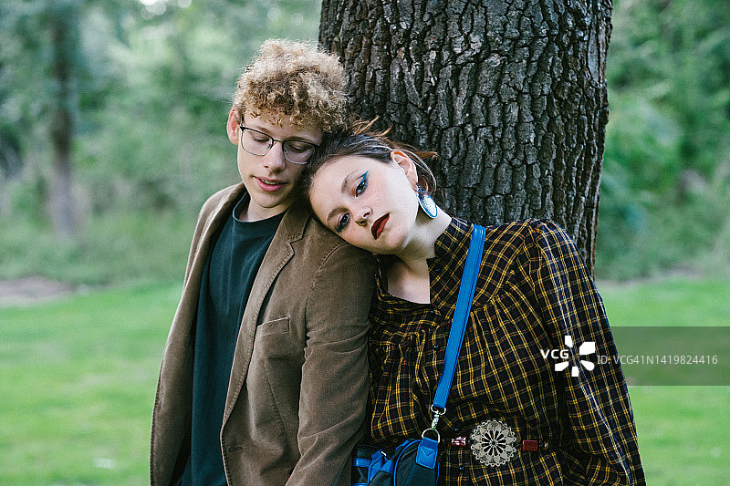 复古造型、态度酷炫的青少年情侣图片素材