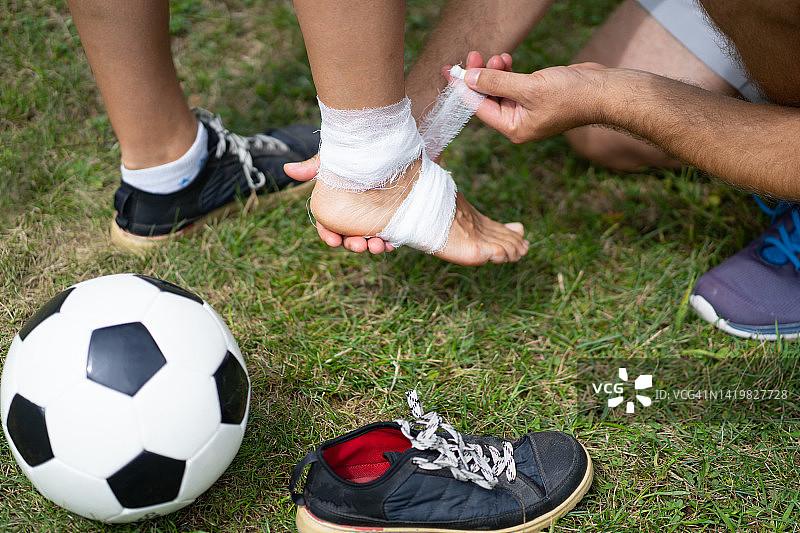 女人在足球比赛中发生意外，接受急救图片素材