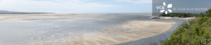 北威尔士莫尔法比尚附近的格拉斯林河口和特雷马多格湾图片素材